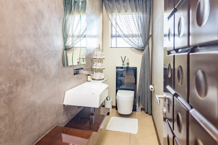 5 Bedroom Property for Sale in Hartebeesfontien AH North West